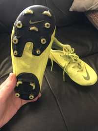 Pantofi de fotbal