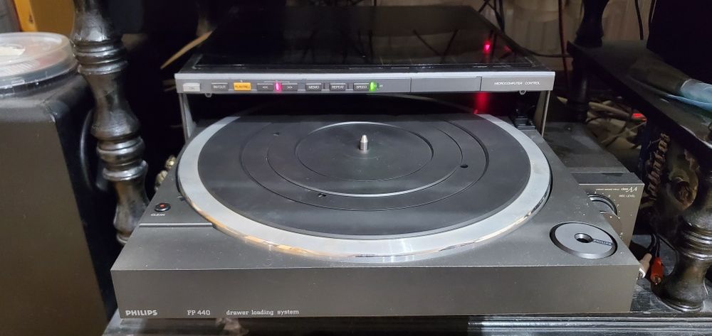 Продавам грамофон Philips