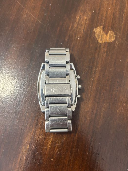 Продавам мъжки часовник dkny