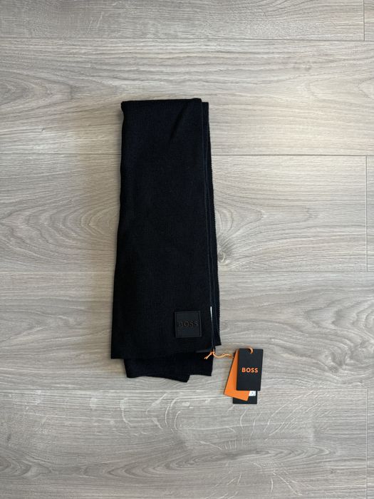 Fular Boss nou, cu eticheta