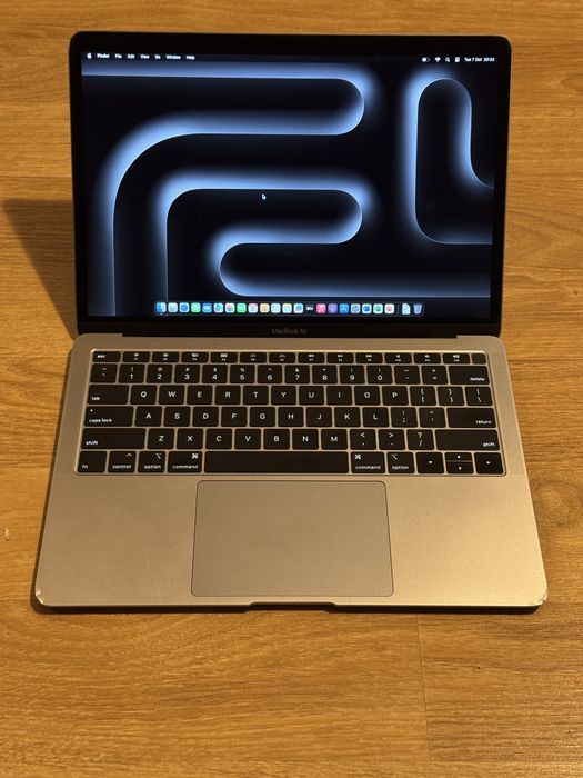 Apple Macbook Air retina 2018, 8GB RAM, 250GB SSD, urme de folosire