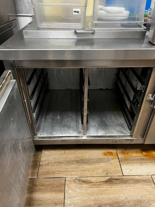 Хладилна маса с 2 крила - с релси за гастронорми