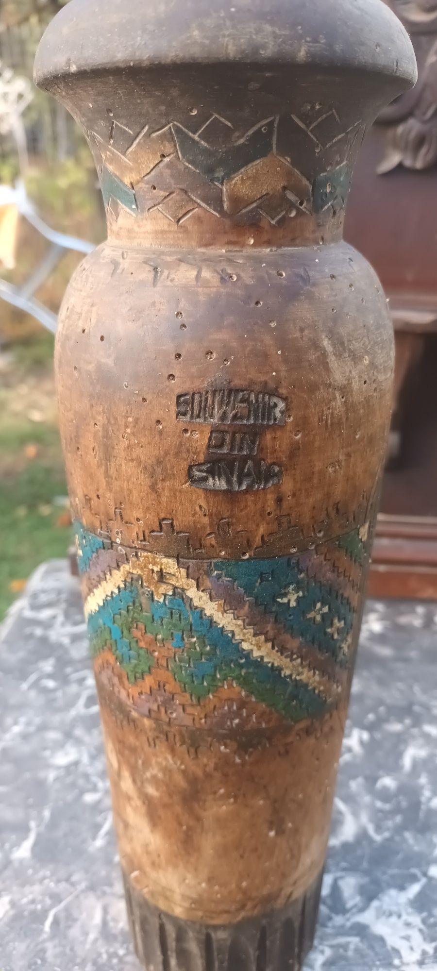 Vază veche din lemn, Suvenir din Sinaia