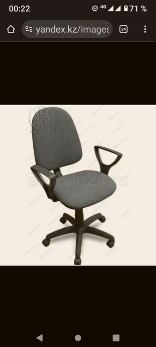 Отличное кресло офисное мягкое на колесиках за бесценок