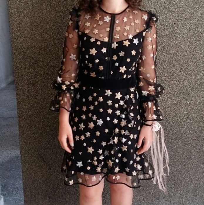 Къса рокля с дантелени ръкави