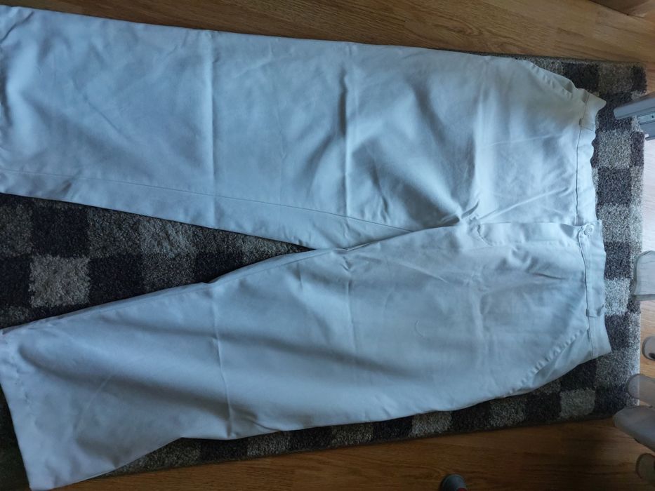 Pantaloni albi asistenta, noi