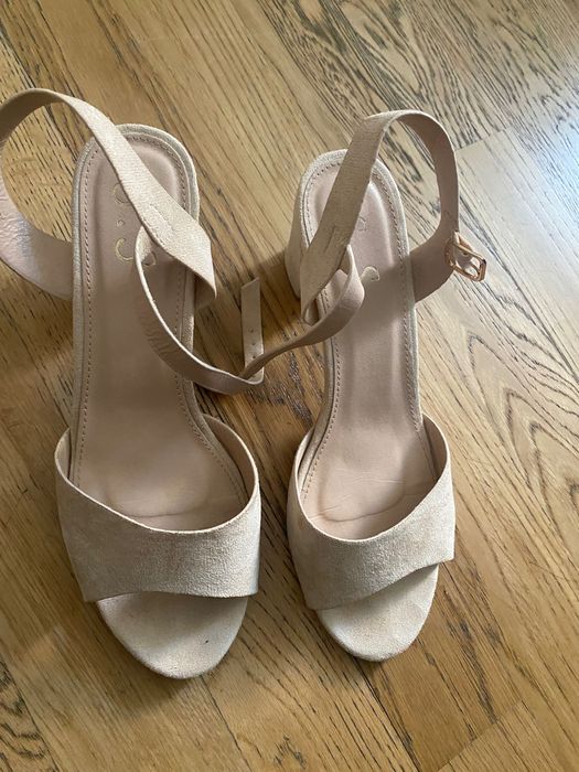 Tocuri bej confortabile