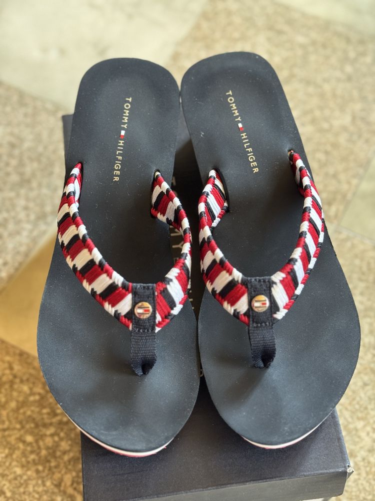 Tommy Hilfiger чехли/джапанки на платформа, 40 номер