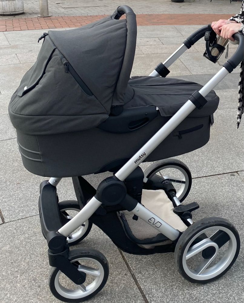 Продавам бебешла количка Mutsy Evo Bold Deep Grey летен и зимен кош