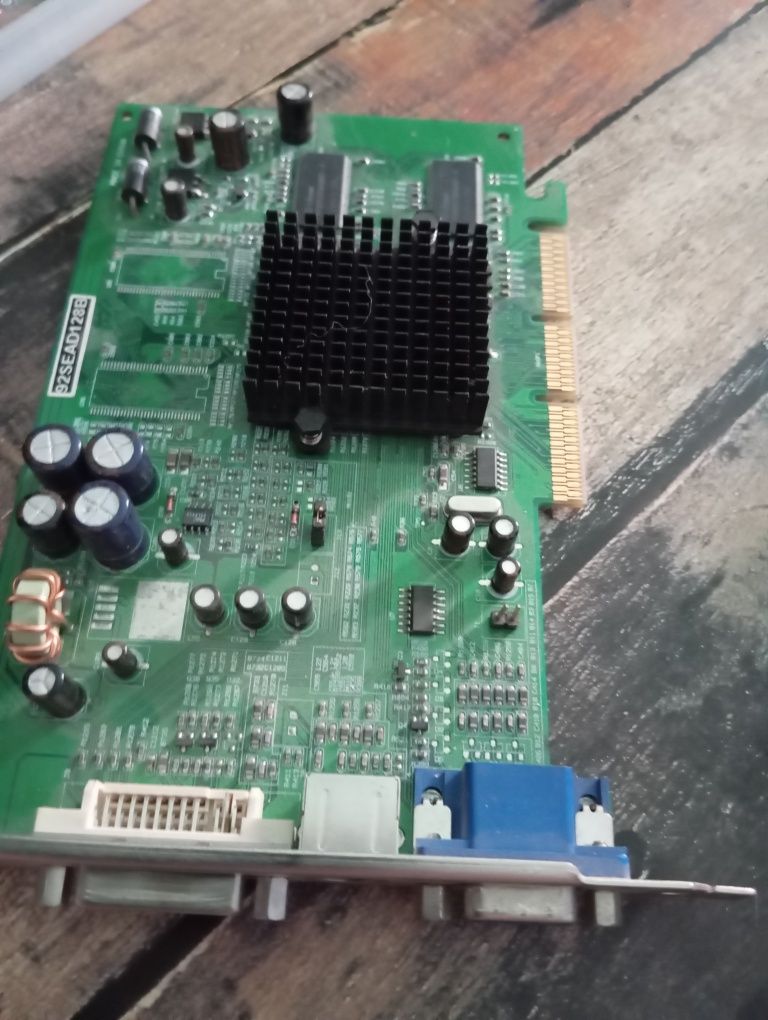 Vând trei placi video 128 GB 64 biț