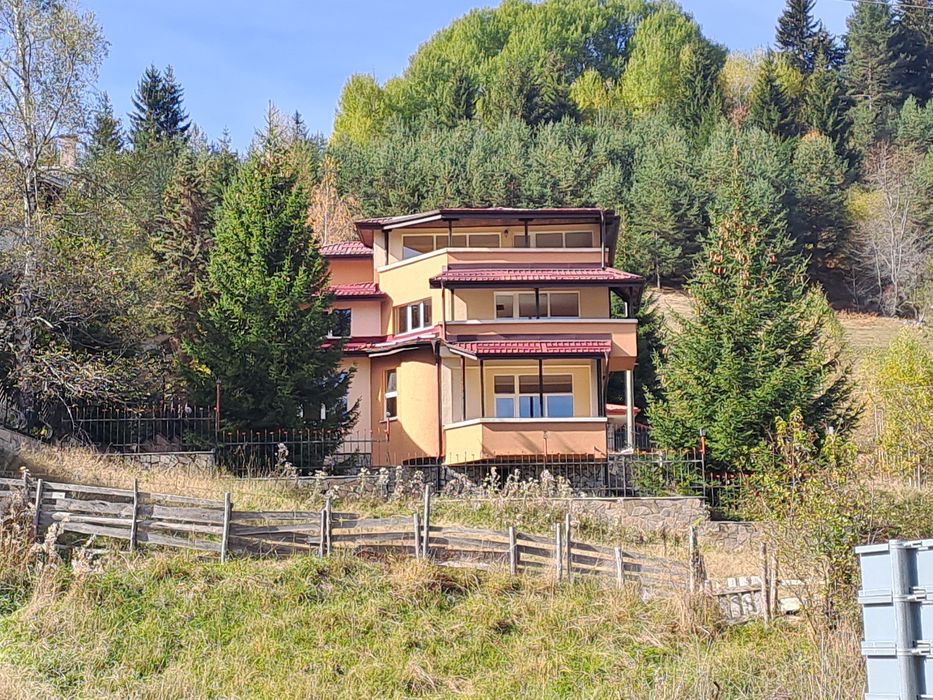 Продава се къща от хотелски тип село Стойките.

Къщата е изградена в п