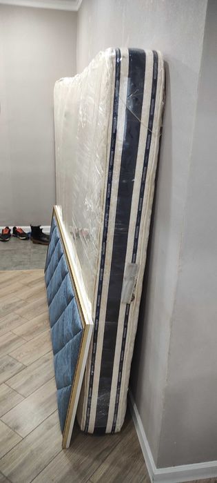 Кровать с матрасом