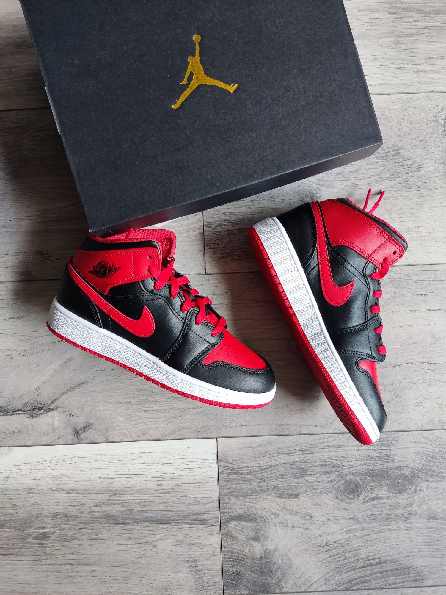 Air Jordan 1 Mid Alternate Bred