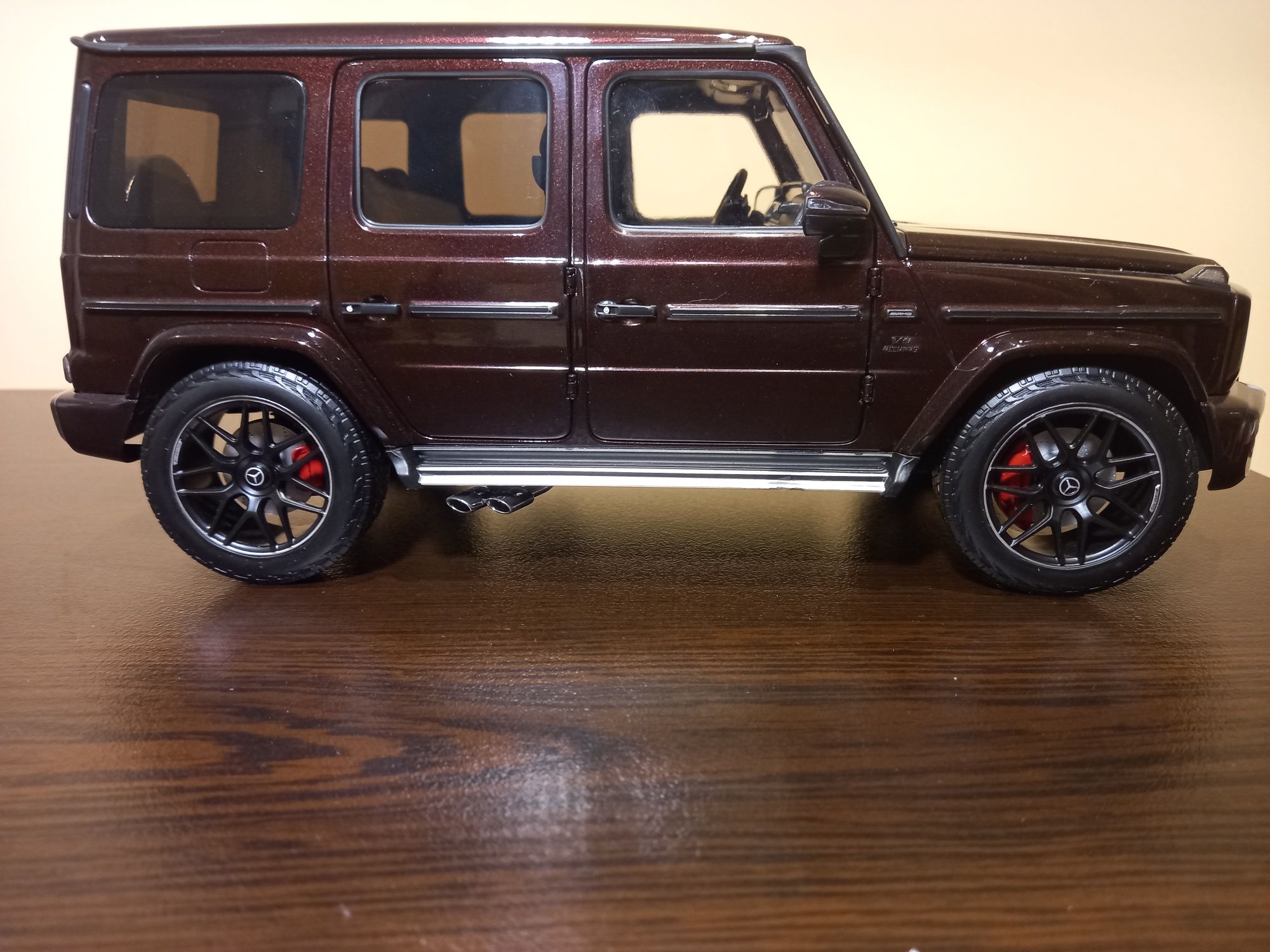 Mercedes g63 amg 1:18 minichamps