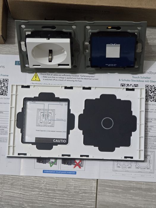 Întrerupător tactil + priză USB Schuko încastrată – sticlă albă