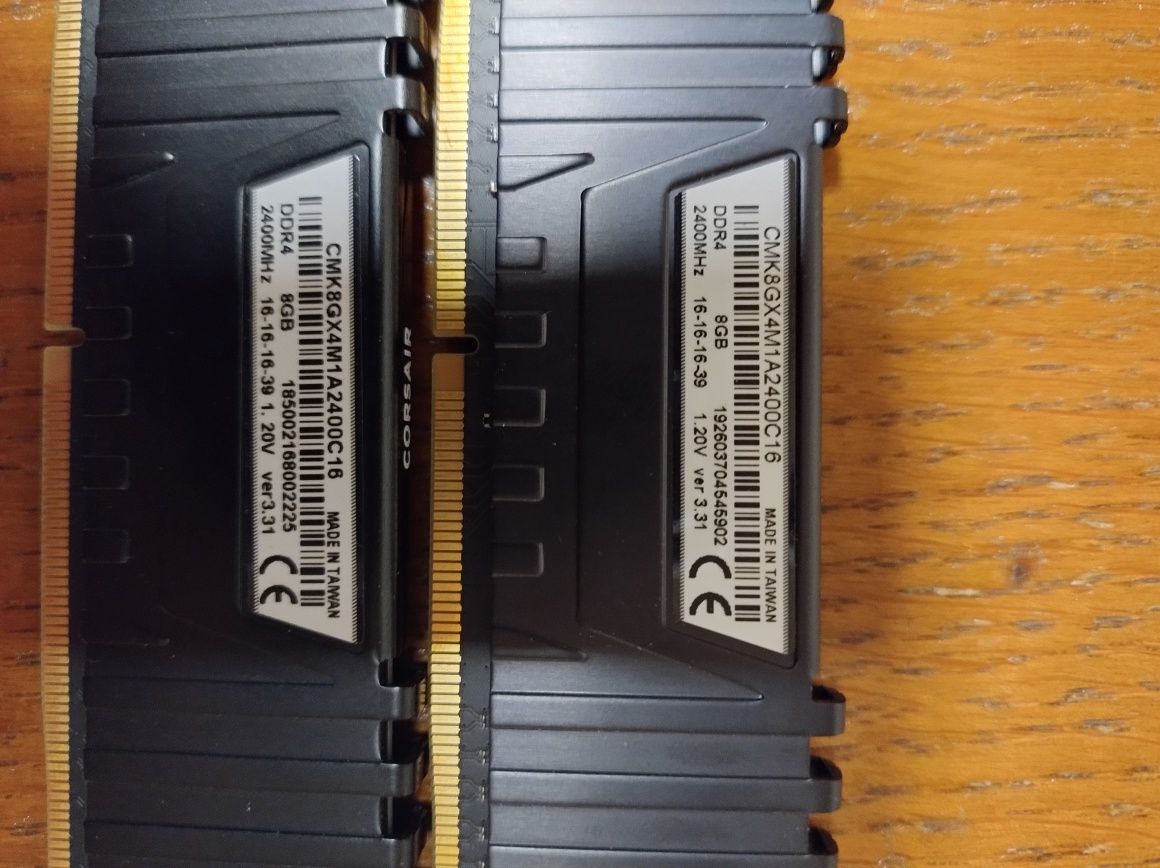 Corsair , Hyperx fury DDR 4 CL 16