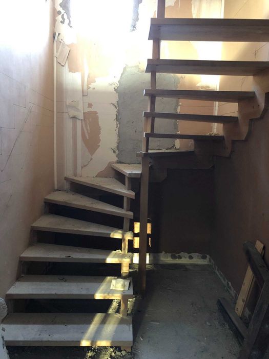 Scara de interior, lemn fag, intoarcere dreapta, 15 trepte, balustrada