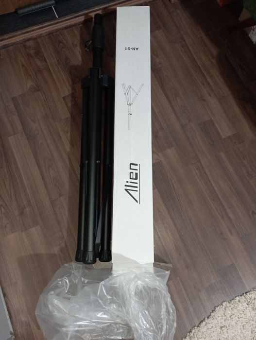 Vînd pereche stative boxe noi