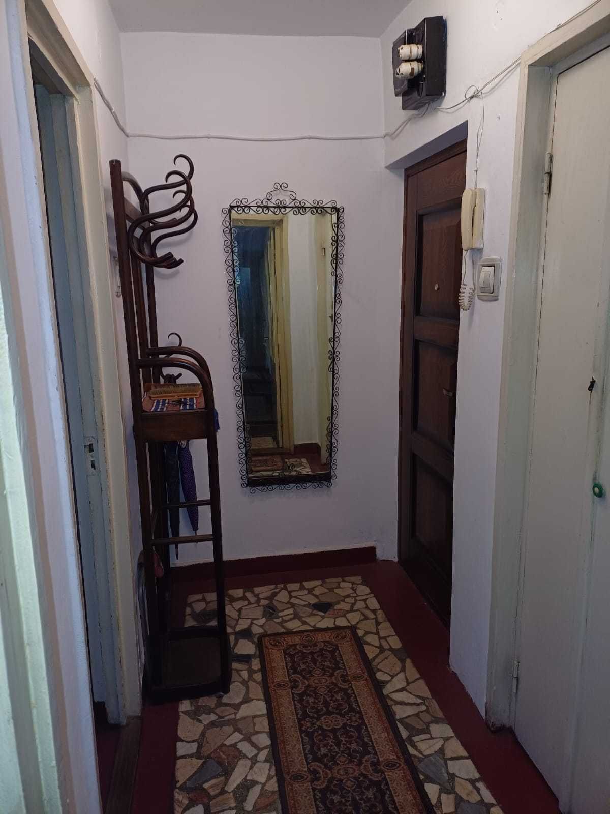 apartament 2 camere mobilat vis-a-vis de red hotel