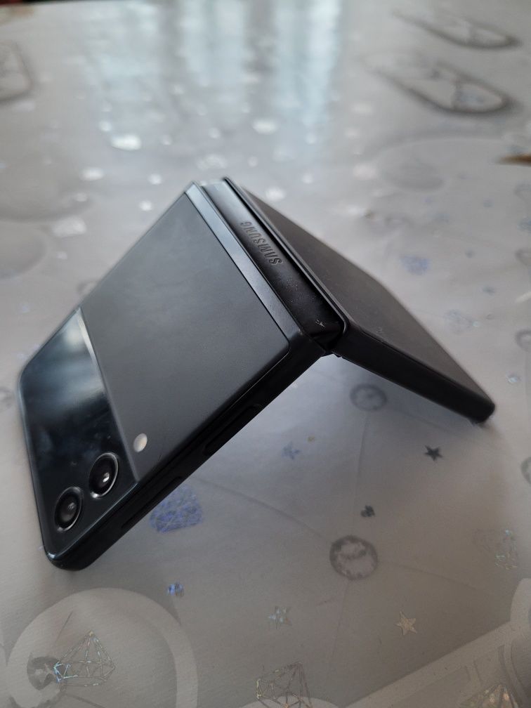 Samsung Galaxy Flip 3