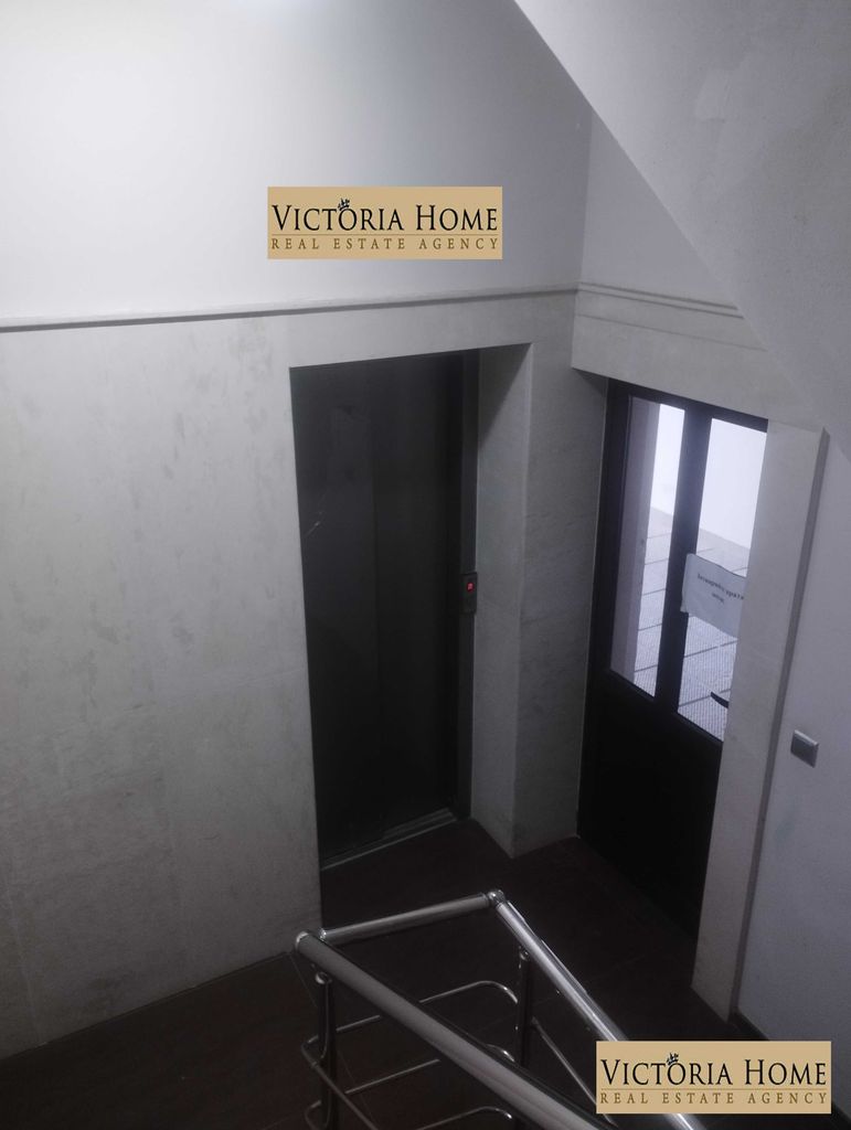 Продава се Тристаен апартамент в Бургас, Пристанище Бургас - 100 кв.м за 2499 €/кв.м - Снимка #4