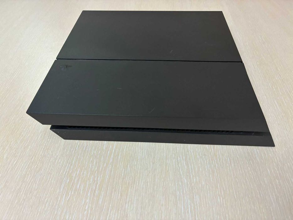 Продавам PlayStation 4 (1 TB) комплект
