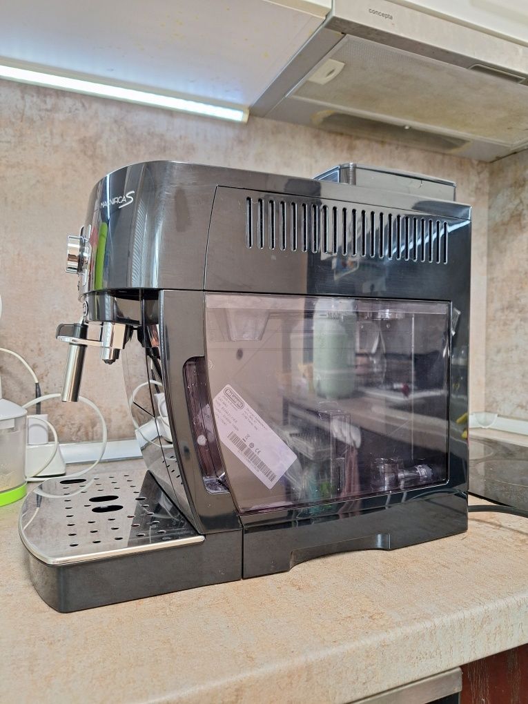 Продавам кафемашина Delonghi magnificaS  ЕCAM 21.118.B