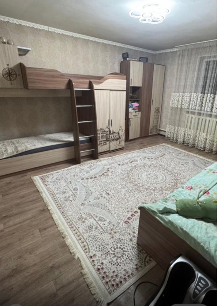 Уи сатылады жаксы жерде орналаскан