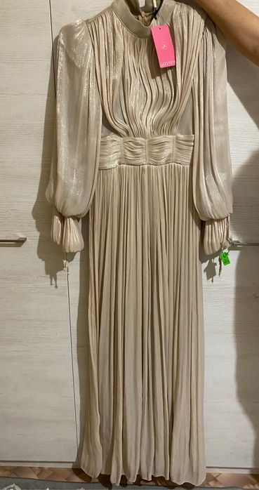 платье золотистого цвета