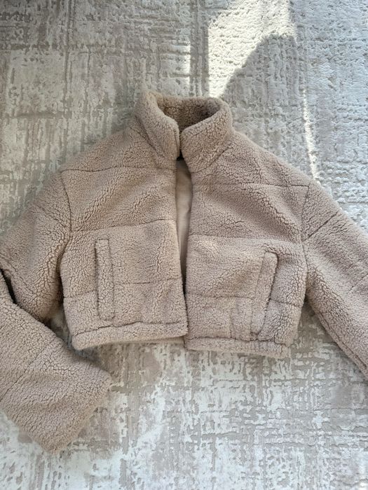 Късо пухкаво яке Bershka