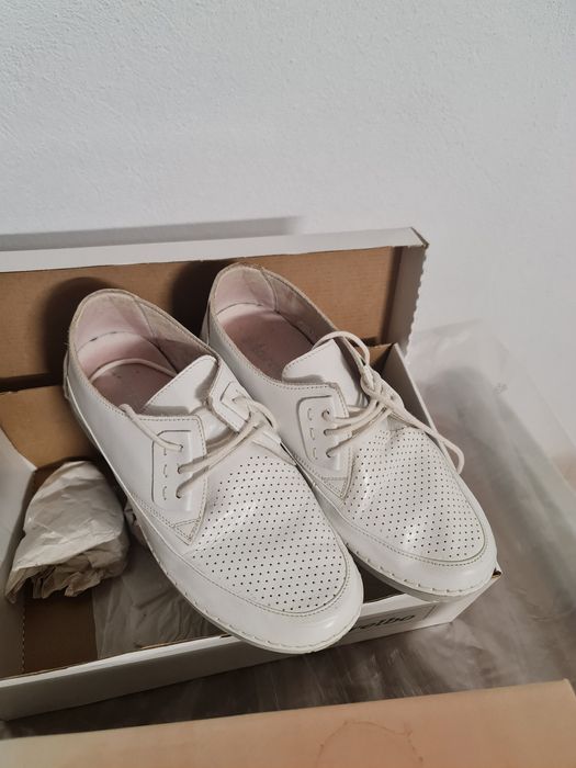 Vand 2 perechi de incaltaminte din piele, pantofi albi si galbeni, 36