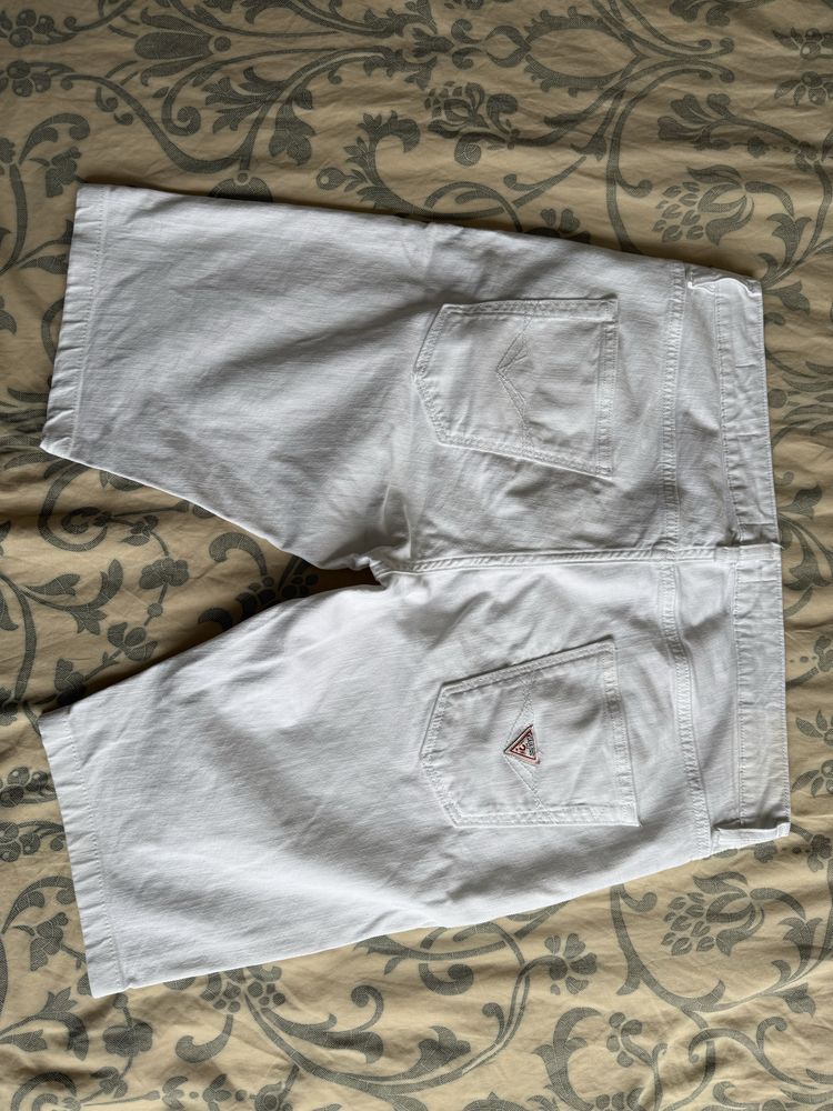 Vand pantaloni scurti Guess