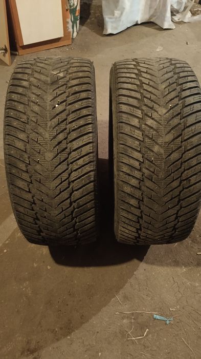 Продам резину KAPSEN ездил 1 сезон шипы на месте 
2балона 275/40/20
Це