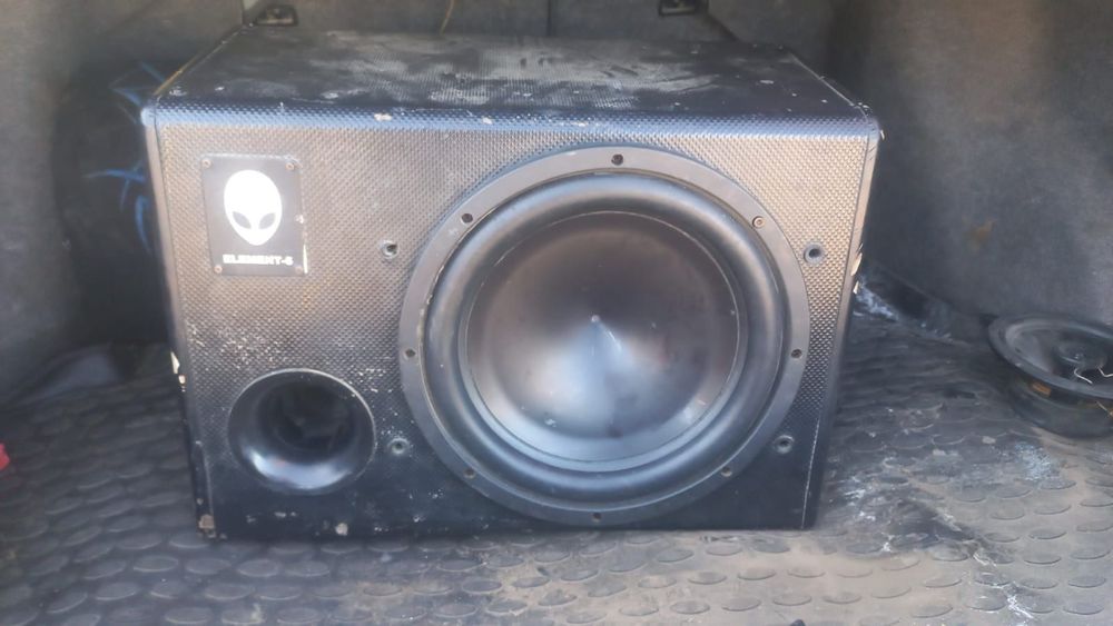 Продам саббуфер хорошом состояние срочно