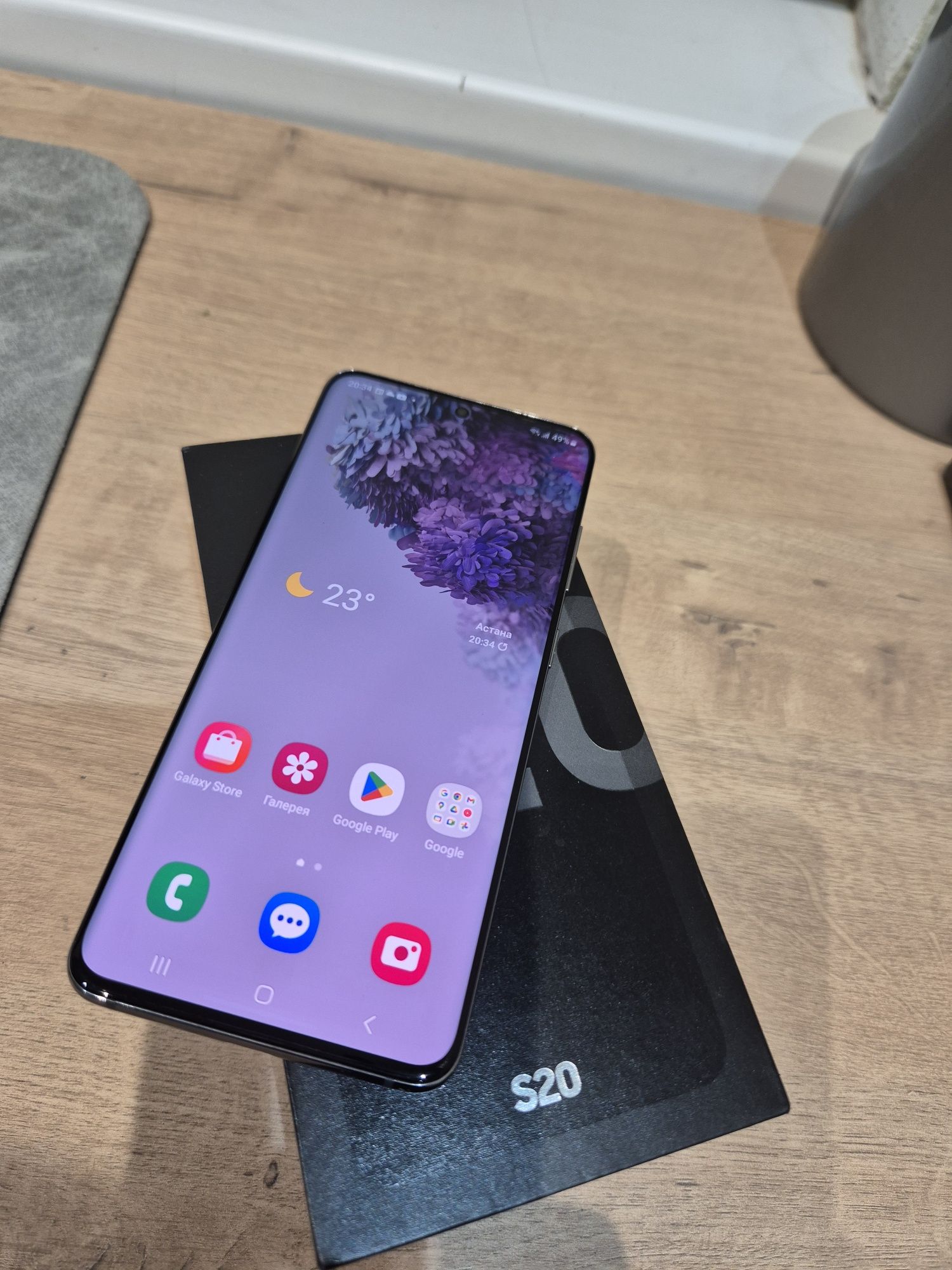 Samsung S20 в идеальном состоянии