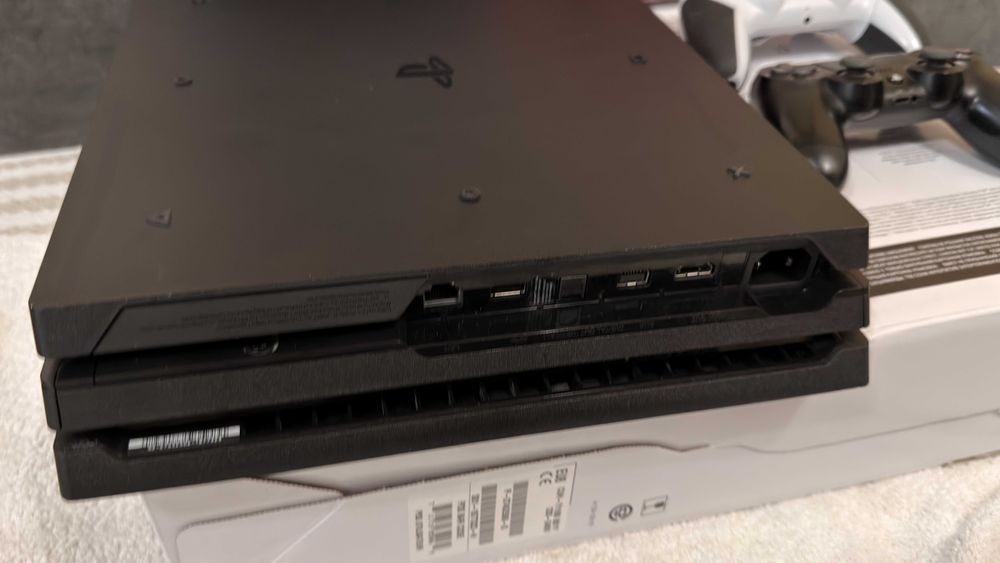отличен PS 4 Pro с два джойстика, Playstation 4 Pro