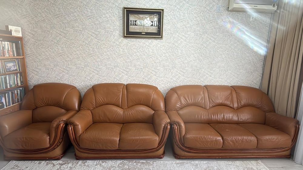 Срочно!Продается мягкий кожаный уголок 3+2+1хорошем состоянии.