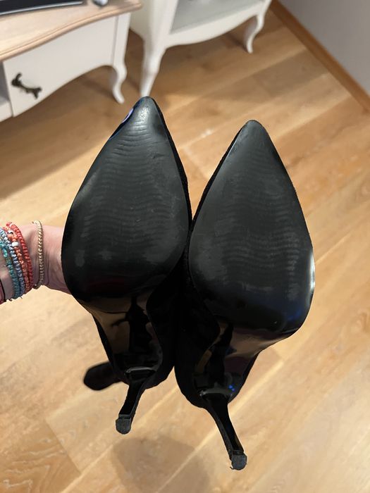 Vand cizme din catifea de culoare neagra