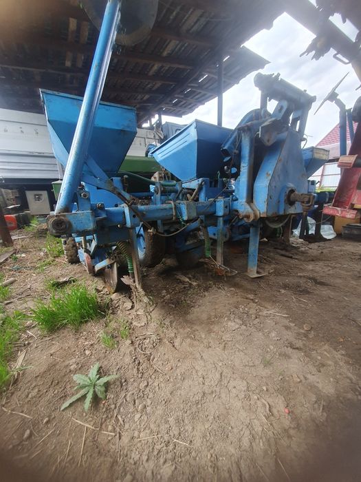 Vând semanatoare porumb