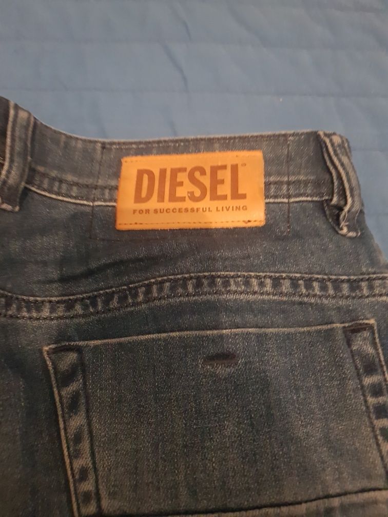 Blugi Diesel Slim Fit!