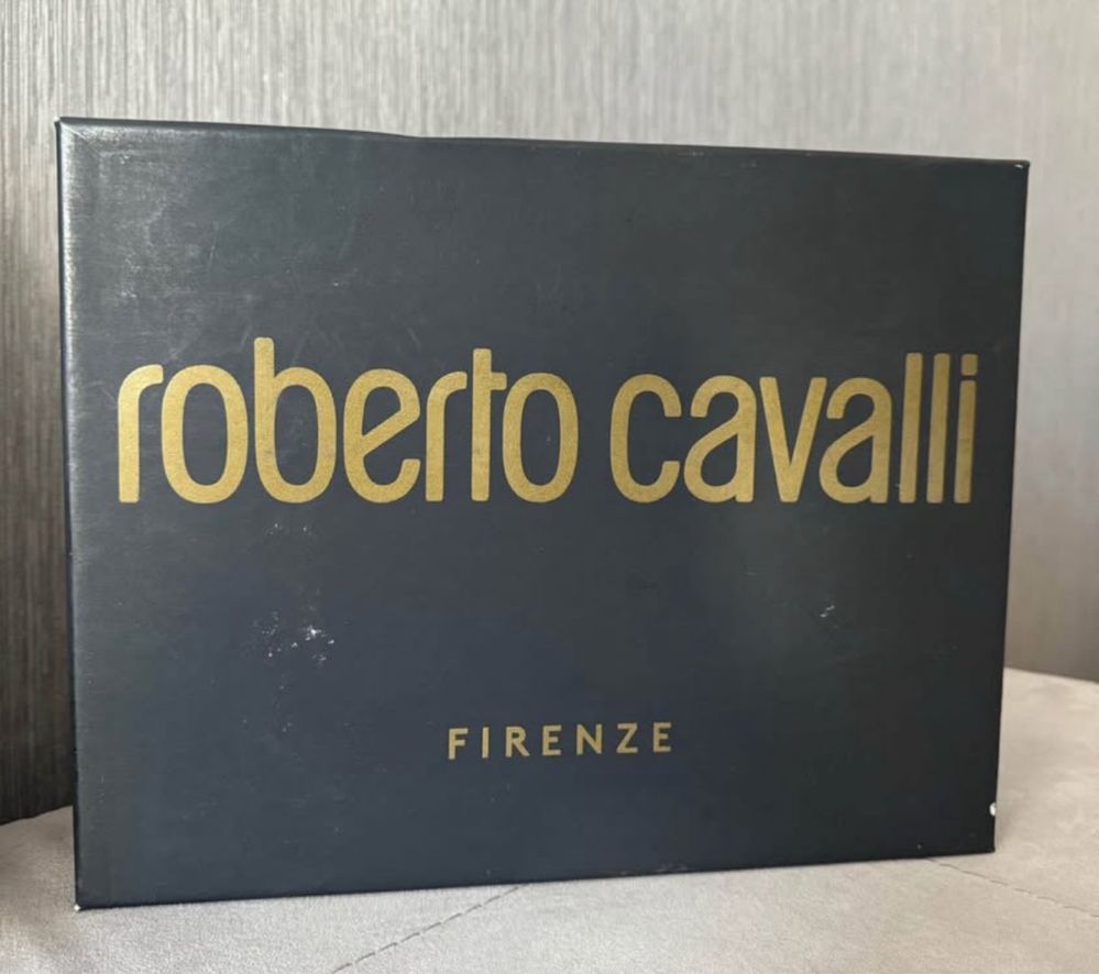 Обувки Roberto Cavalli (от Милано) и Елек Roberto Cavalli