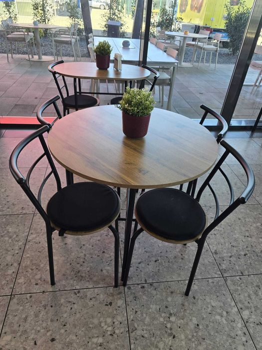 Vând mese cu scaune