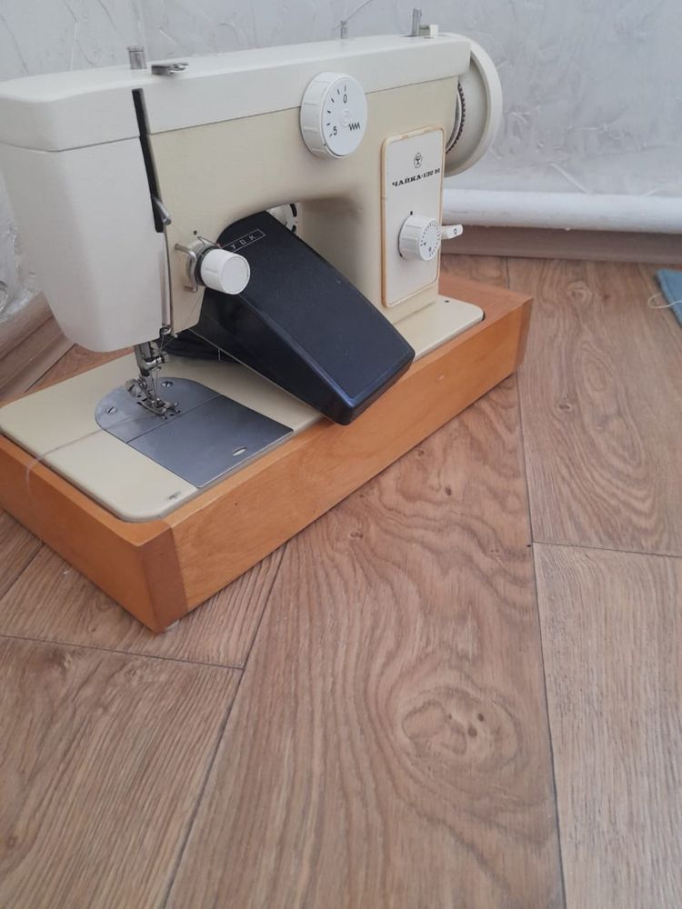 Швейная машинка "Чайка"с ножным приводом