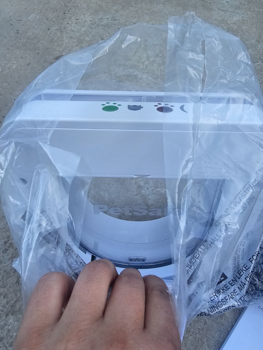 Usa automata cu microchip pentru pisici