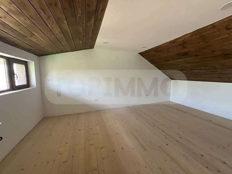 Продава се Къща в с. Осмар, Област Шумен - 226 кв.м за 554 €/кв.м - Снимка #11