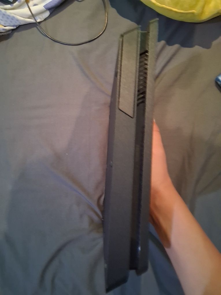 Продавам ps4 slim