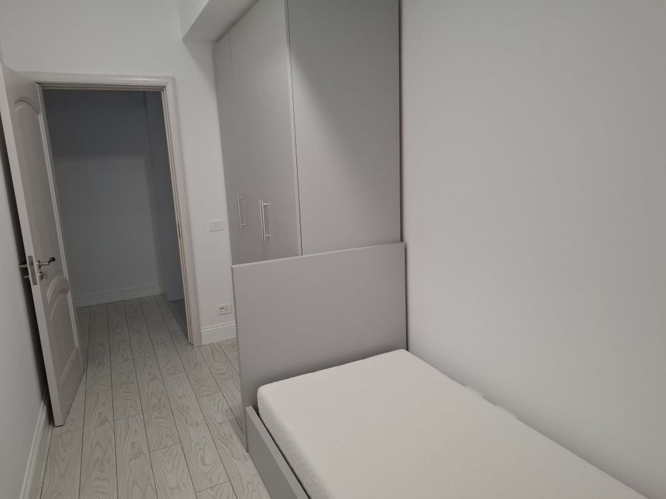 Vând apartament cu trei camere în bloc nou mobilat si utilat