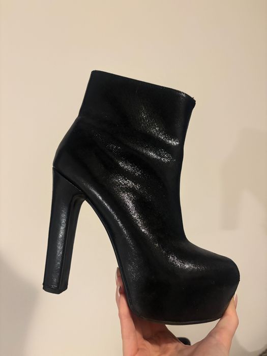 Елегантни дамски боти