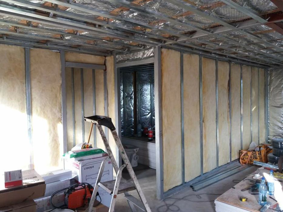 Construcții case pe structura metalică învelite cu panouri sandwich