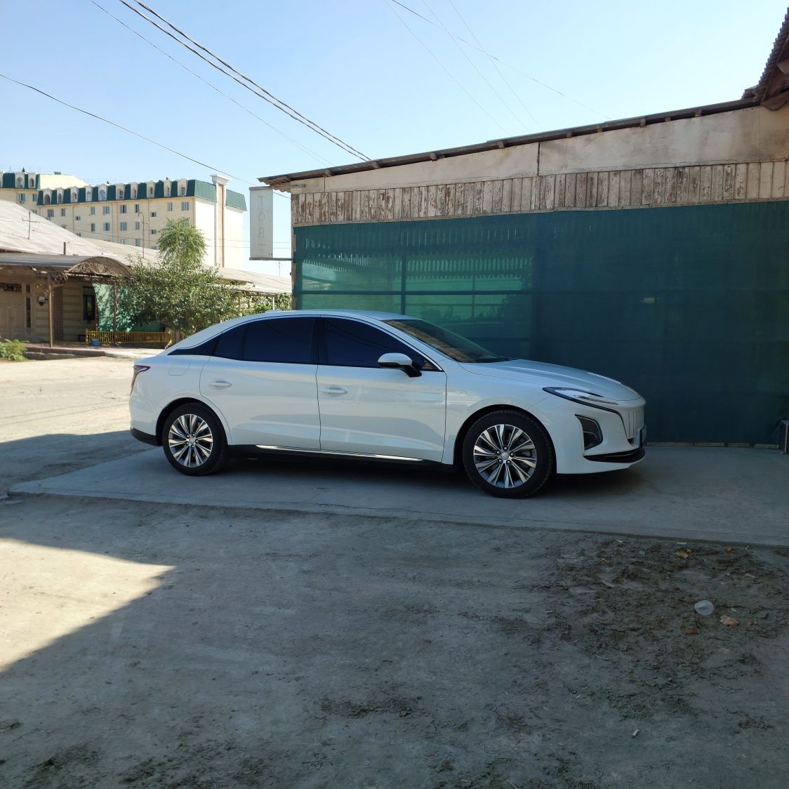 HONGQI E-QM 5 sotiladi 500 km yuridigani shot spravka